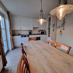Gezellige keuken van Seaside Village, huisje 77 in Vosseslag, De Haan, Belgische kust. Vakantiehuis met ruime eethoek en moderne voorzieningen.