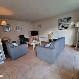 Gezellige woonkamer in Seaside Village, huisje 77, vakantiehuis in Vosseslag, De Haan, Belgische kust, met comfortabele zithoek.