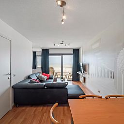 Gezellige woonkamer in Ocean Suites - 1108, vakantiehuis aan de Belgische kust in Blankenberge, met comfortabel interieur en uitzicht op het terras.