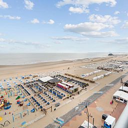 Uitzicht op het strand van Blankenberge vanaf Ocean Suites - 1108, een vakantiehuis aan de Belgische kust met panoramisch zeezicht.