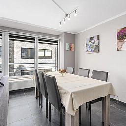 Gezellige woonkamer van vakantiehuis Frederic - 0201 in Blankenberge, Belgische kust, met moderne inrichting en veel daglicht.