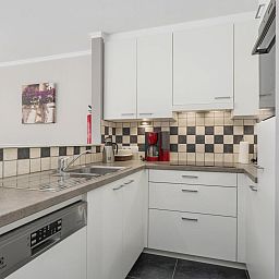 Moderne keuken in vakantiehuis Frederic - 0201, Blankenberge aan de Belgische kust, met stijlvolle inrichting en complete voorzieningen.