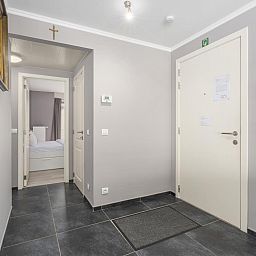 Inkomhal van vakantiehuis Frederic - 0201 in Blankenberge, Belgische kust, met moderne inrichting en toegang tot de slaapkamer.