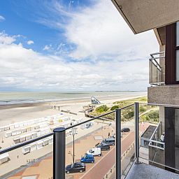 Adembenemend uitzicht vanaf het balkon van vakantiehuis Ter Duinen - 0601 in Blankenberge, Belgische kust met zee en strand.
