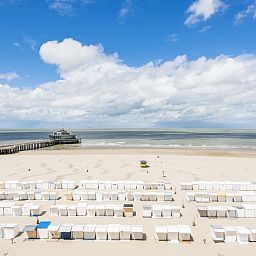 Uitzicht op het strand bij vakantiehuis Ter Duinen - 0601 in Blankenberge, Belgische kust, met zee en pier op de achtergrond.