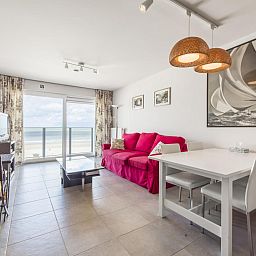 Lichte woonkamer van vakantiehuis Ter Duinen - 0601 in Blankenberge, Belgische kust, met zeezicht en moderne inrichting.