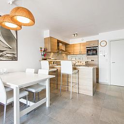 Moderne keuken en eetruimte in vakantiehuis Ter Duinen - 0601, Blankenberge, Belgische kust, ideaal voor een ontspannen verblijf.