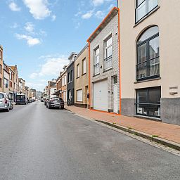 Gezellige woonkamer van vakantiehuis Ijzerstraat - 52 in Blankenberge, Belgische kust, met comfortabele zitplaatsen en veel natuurlijk licht.