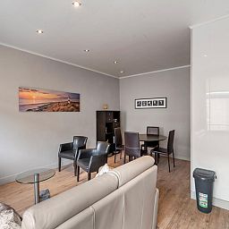 Gezellige woonkamer in vakantiehuis Ijzerstraat - 52, Blankenberge, Belgische kust, met moderne inrichting en comfortabele zithoek.