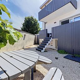 Lichte slaapkamer in Vakantiehuis Wanderlust Belgium met comfortabel bed, gelegen in Blankenberge aan de Belgische kust.