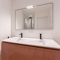 Moderne badkamer in Vakantiehuis Wanderlust Belgium with parking, Blankenberge, Belgische kust, met stijlvolle dubbele wastafel.