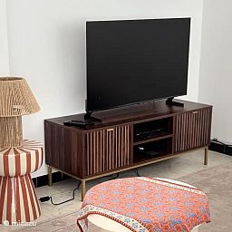 Stylish living room in the Let's Go Koksijde apartment on the Belgian coast, featuring modern furniture and a flat-screen TV.