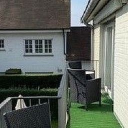 Terras van Appartement fur 4 Personen und 1 Kind in Knokke-Heist, Belgische kust, met uitzicht op de tuin en comfortabele zitjes.