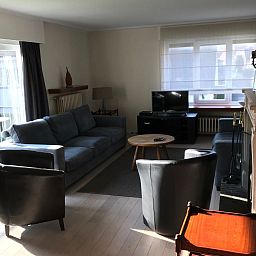 Gezellige woonkamer in Appartement fur 4 Personen und 1 Kind in Knokke-Heist, Belgische kust, met comfortabele zithoek en veel natuurlijk licht.