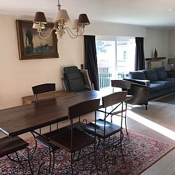Stijlvolle woonkamer in Appartement fur 4 Personen und 1 Kind in Knokke-Heist, Belgische kust, met elegante meubels en veel natuurlijk licht.