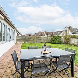 Geniet van het terras van Vakantiehuis Strandhuis in Bredene, Belgische kust, met een ruime tuin en gezellige zitplek voor een ontspannen verblijf.