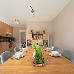 Stylish dining room at Apartment Zandloper with a balcony in Bredene, on the Belgian coast, ideal for a relaxing stay by the sea.