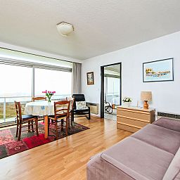 Cozy living room of Apartment Ref. 702 in Bredene, Belgian coast, with panoramic views and comfortable furniture.
