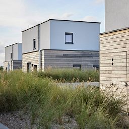 Moderne vrijstaande woning in Bredene aan de Belgische kust, omgeven door duinen en natuur, ideaal vakantiehuis voor rustzoekers.