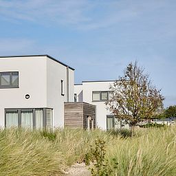 Vrijstaande woning in Bredene, een modern vakantiehuis aan de Belgische kust, omringd door natuurlijke duinen en rustgevende omgeving.