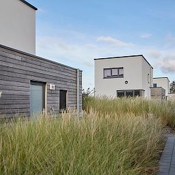 Vrijstaande woning in Bredene, Belgische kust, vakantiehuis omgeven door natuurlijke duinen en moderne architectuur.