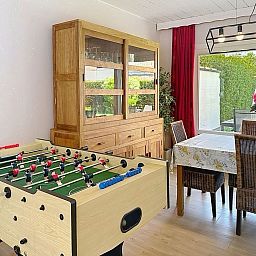 Vakantiehuis Ruiterlaan in Bredene aan de Belgische kust, met zonnig terras en groene tuin, ideaal voor ontspanning.