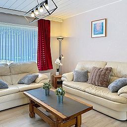 Gezellige woonkamer in Vakantiehuis Ruiterlaan, Bredene aan de Belgische kust. Ideaal vakantiehuis met comfortabele zithoek en sfeervolle inrichting.