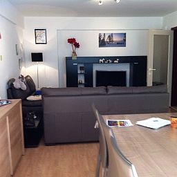 Modern bathroom in Apartment Wohnung 'Wie zu Hause' in Middelkerke, Belgian coast, with shower and mirror cabinet.