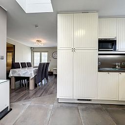 Moderne keuken en eetruimte van Red Sea vakantiehuis in Westende, ideaal voor een ontspannen verblijf.