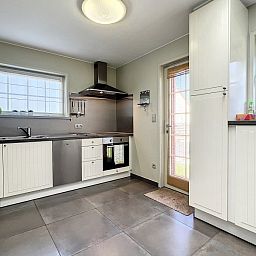 Volledig uitgeruste keuken in Red Sea vakantiehuis te Middelkerke met moderne voorzieningen en veel daglicht.