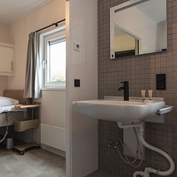Stijlvolle badkamer in Access Lodge, Westende, Belgische kust. Comfortabele vakantieaccommodatie met airco en hondvriendelijk verblijf.