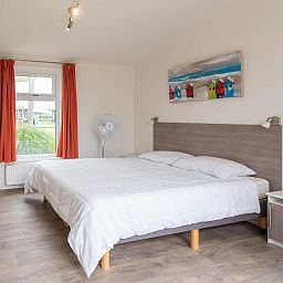 Comfort Lodge in Westende biedt een gezellige slaapkamer met moderne inrichting, ideaal voor een ontspannen verblijf aan de Belgische kust.