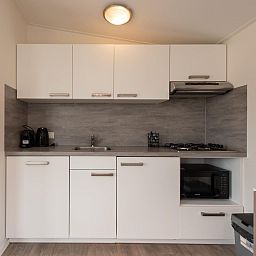 Moderne keuken in Comfort Lodge, een vakantiehuis in Westende, Belgische kust. Voorzien van airco en geschikt voor honden.