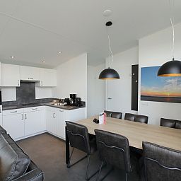Moderne keuken en eetruimte in Premium Lodge I 6 personen, Nieuwpoort, Belgische kust, ideaal vakantiehuis voor gezinnen.