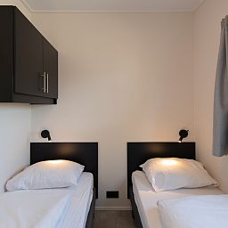Slaapkamer in Wood Lodge voor 6 personen met airco in Nieuwpoort, Belgische kust. Comfortabele bedden en moderne inrichting.