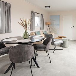 Gezellige binnenruimte van Wood Lodge in Nieuwpoort, Belgische kust. Comfortabel vakantiehuis met moderne inrichting en airco, honden welkom.
