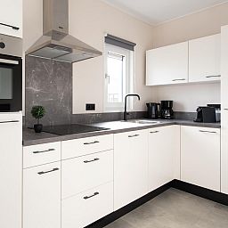 Moderne keuken in Wood Lodge | 4 p. in Nieuwpoort, Belgische kust. Vakantiehuis met airco en honden toegestaan, ideaal voor een comfortabel verblijf.