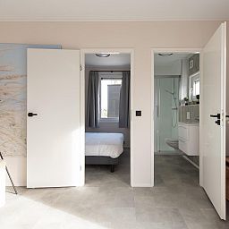 Moderne binnenruimte van Wood Lodge in Nieuwpoort, Belgische kust, met lichte slaapkamer en badkamer. Perfect vakantiehuis voor vier personen.