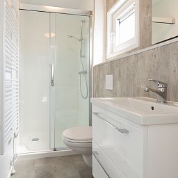 Moderne badkamer in Wood Lodge, een vakantiehuis in Nieuwpoort, Belgische kust. Comfortabele voorzieningen met airco, honden welkom.