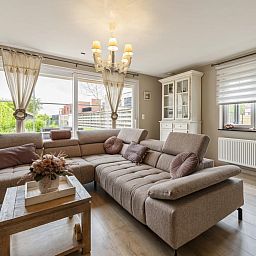 Ontspan in de stijlvolle woonkamer van Rust achter de Kust, een vakantiehuis in Nieuwpoort aan de Belgische kust.