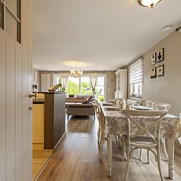 Gezellige eetkamer in Rust achter de Kust, een vakantiehuis in Nieuwpoort aan de Belgische kust, perfect voor familiediners.