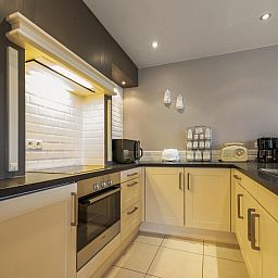 Moderne keuken in Rust achter de Kust, een vakantiehuis in Nieuwpoort aan de Belgische kust, voorzien van alle gemakken.