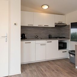 Moderne keuken in Comfort Lodge, vakantiehuis in Nieuwpoort aan de Belgische kust, met airco en huisdiervriendelijk verblijf.