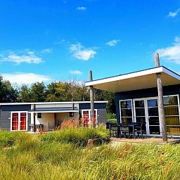 Comfort Lodge in Nieuwpoort, Belgische kust: charmante vakantiehuisjes met veranda, omgeven door natuur en geschikt voor honden.