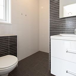 Moderne badkamer in Comfort Lodge, Nieuwpoort. Vakantiehuis aan de Belgische kust met airco en hondvriendelijk verblijf.