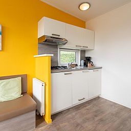 Gezellige binnenruimte van Comfort Lodge in Nieuwpoort, Belgische kust. Moderne keuken en zithoek, ideaal vakantiehuis voor 4 personen met airco.