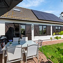 Moderne keuken in vakantiehuis Nieuwendamme 008, Nieuwpoort, Belgische kust, met stijlvolle inrichting en veel natuurlijk licht.