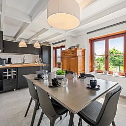 Gezellige woonkamer van vakantiehuis Nieuwendamme 008 in Nieuwpoort, Belgische kust, met moderne inrichting en uitzicht op terras.