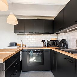 Gezellige woonkamer van vakantiehuis Nieuwendamme 008 in Nieuwpoort, Belgische kust, met comfortabele zithoek en sfeervolle inrichting.