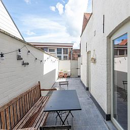 Gezellige woonkamer in vakantiehuis Notre Dame, Nieuwpoort, Belgische kust met comfortabele zithoek en houtkachel.
